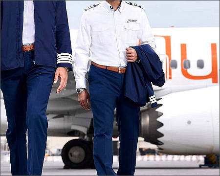 Flydubai airplane aircraft pilots 2025